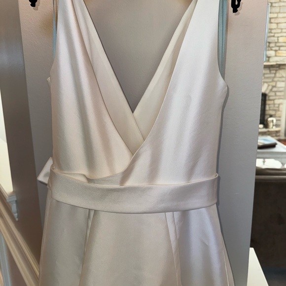 Carolina Herrera Gardenia Wedding Dress - Picture 11 of 15